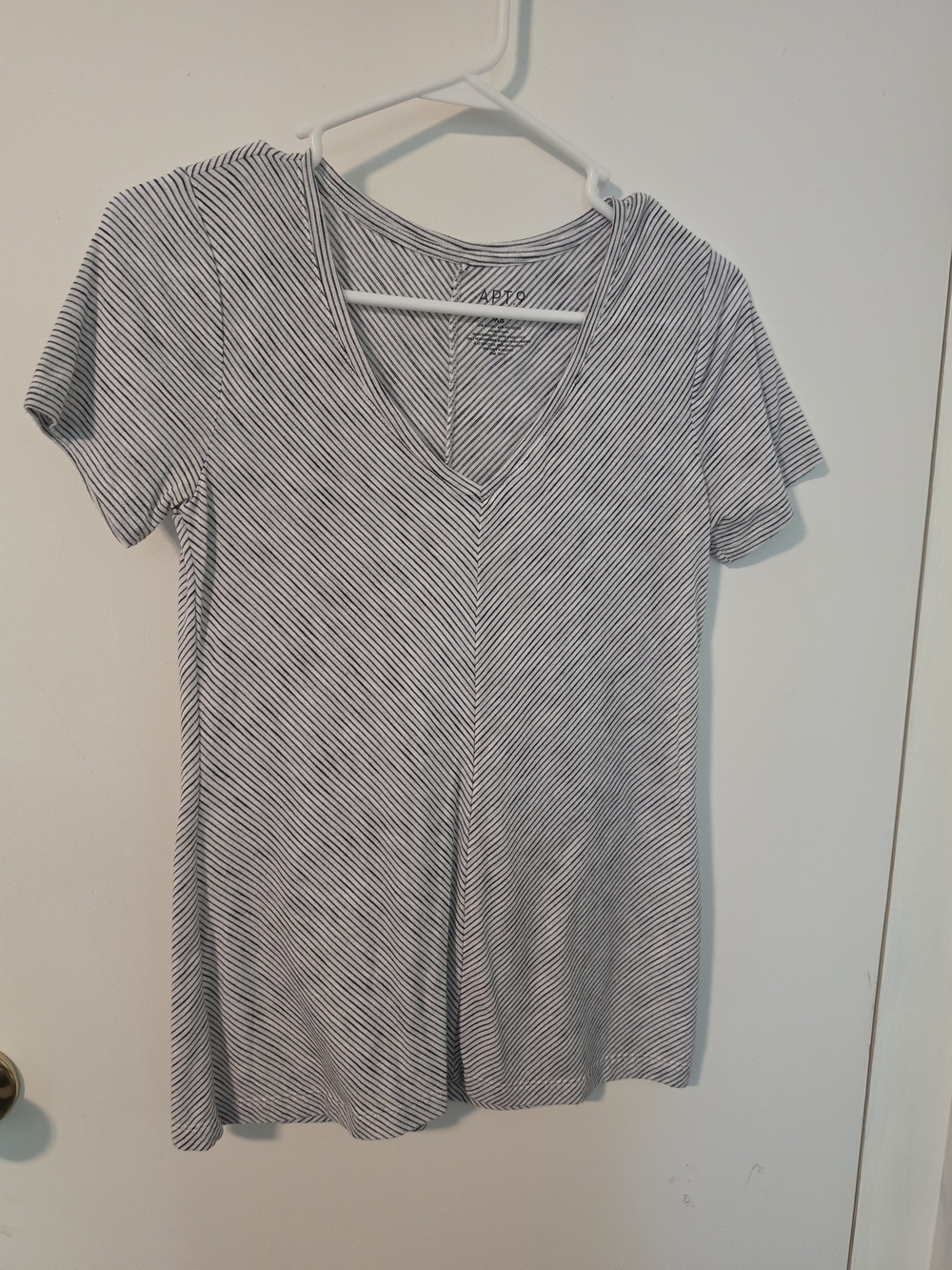 Apt. 9 Black & White V-Neck Short Sleeve Tee